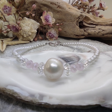 Náramek z bílých perliček s...