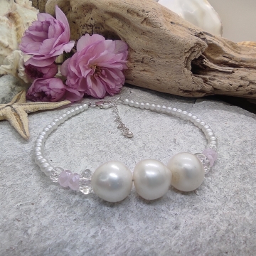 Náramek z bílých perel a...