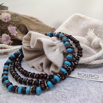 náramek z dřevěných korálků...