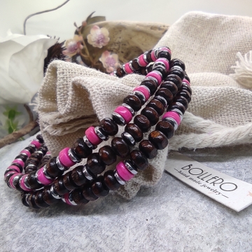 náramek z dřevěných korálků...