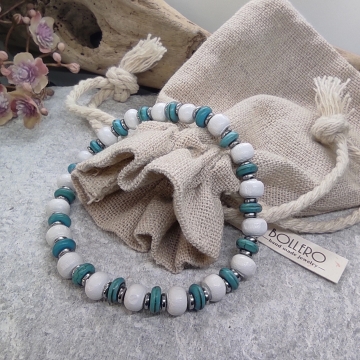 náramek z bílých dřevěných...