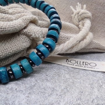 náramek z modrých dřevěných...