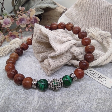 Náramek z dřevěných korálků...