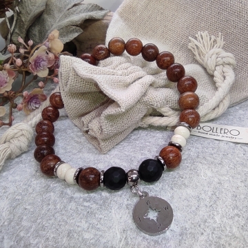 Náramek z dřevěných korálků...