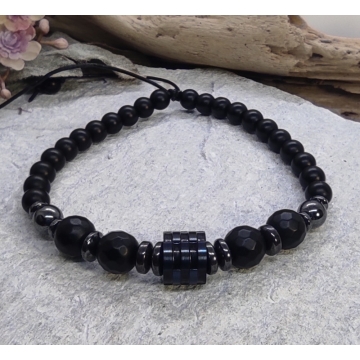 Náramek z černého kamene se...