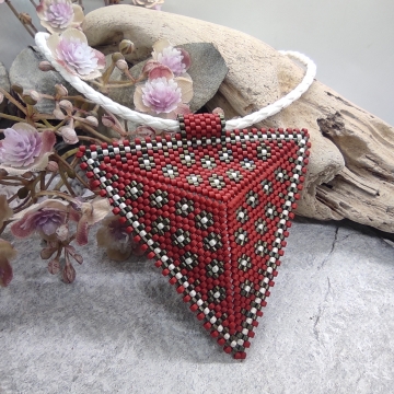 Červený náhrdelník