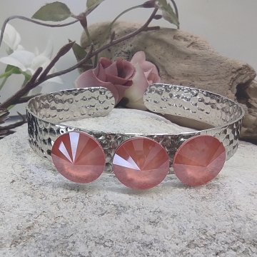 Tepaný náramek s krystaly...