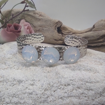 Tepaný náramek s krystaly...