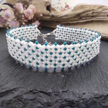 Bílý náramek se zeleným...