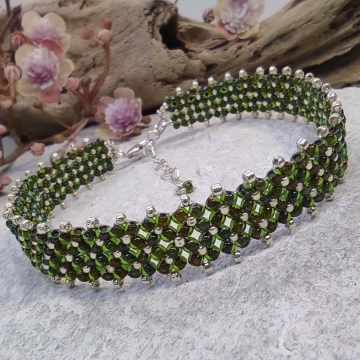 Náramek tmavě zelený crystal